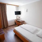 Отель Novapark Flugzeughotel Грац