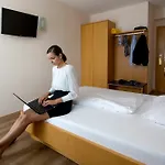 Novapark Flugzeughotel Отель Грац